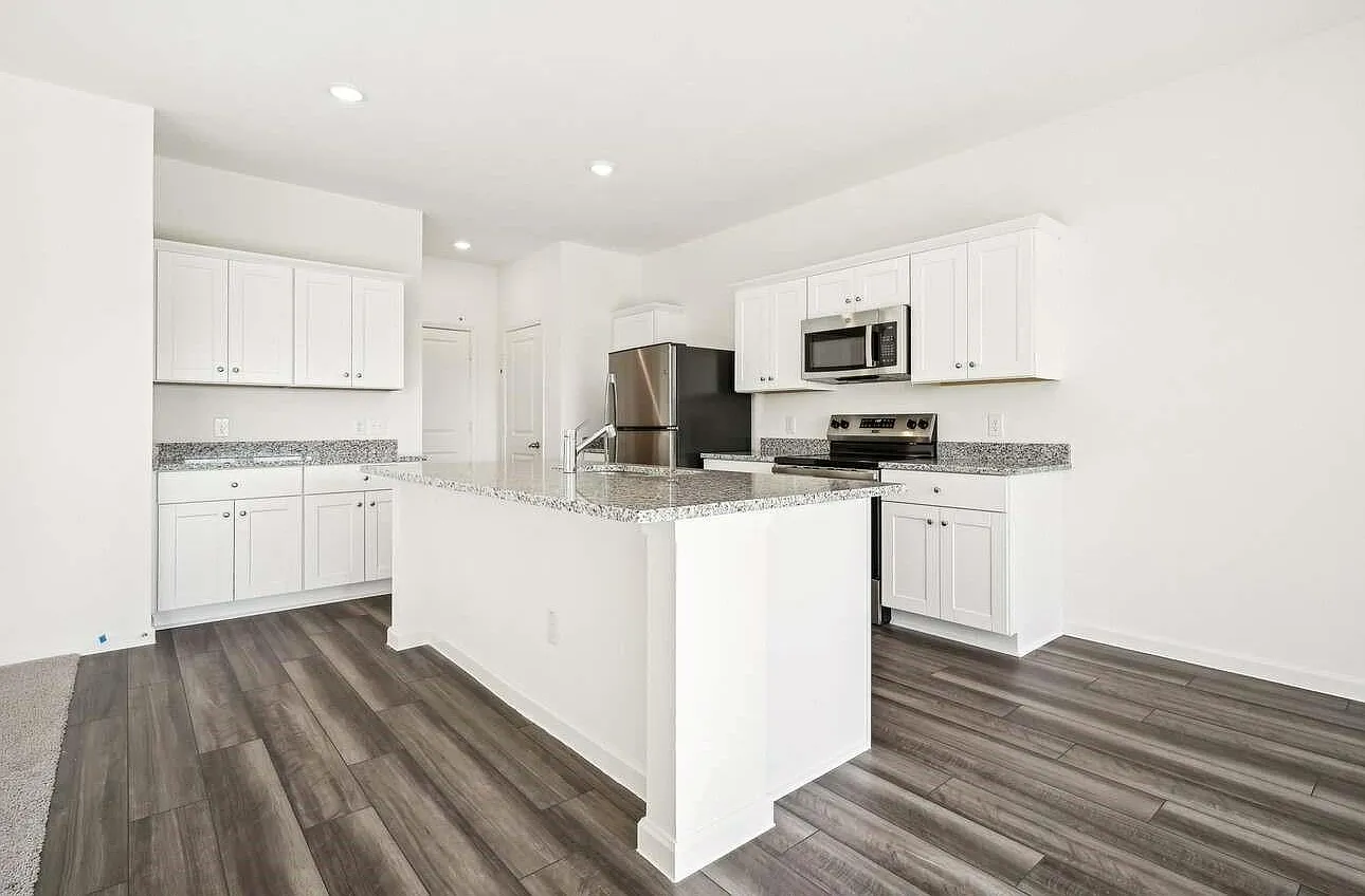 4 bed, 2.5 bath, 2121 sqft, $2,100 — Photo 3