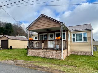210 Thorn St, Sophia, WV 25921