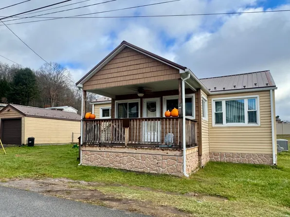 210 Thorn St, Sophia, WV 25921