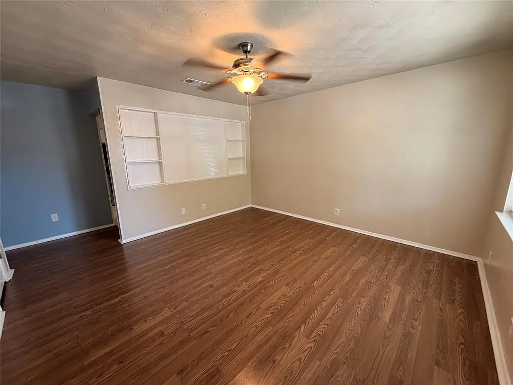 3 bed, 1.5 bath, 1012 sqft, $2,000 — Photo 2