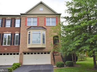 25832 Commons Sq, Chantilly, VA 20152