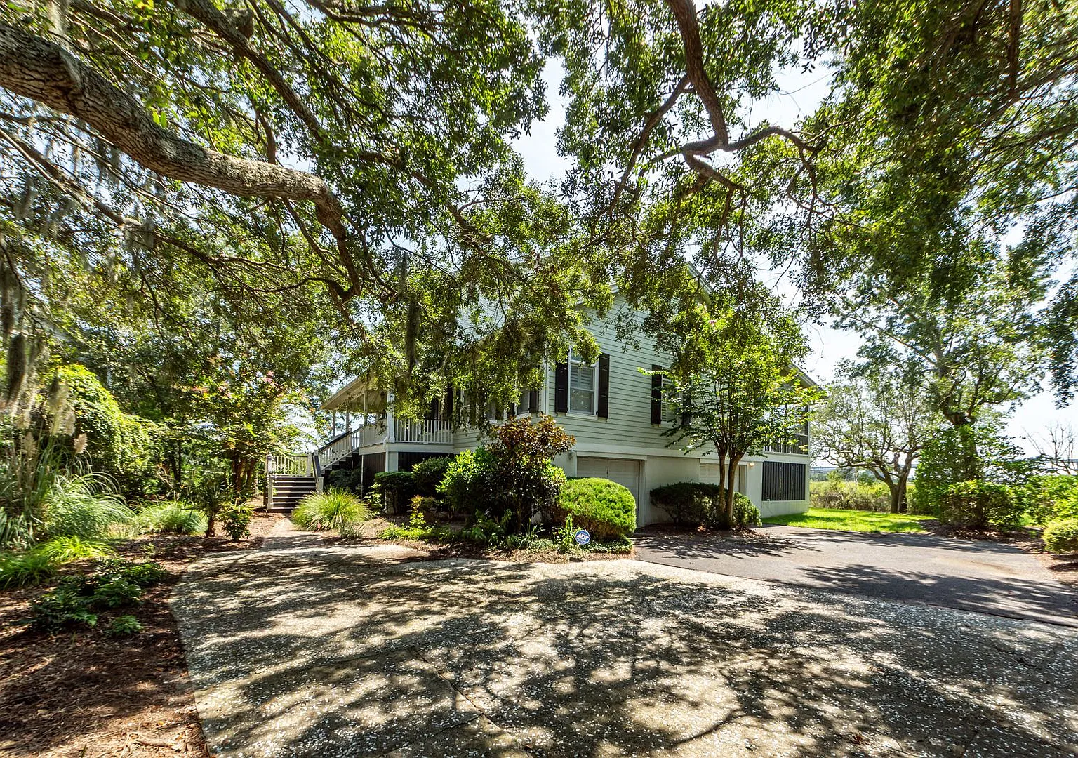 5 Bedroom, 4.5 Bathroom Home in On The Harbor Subdivision - Mt Pleasant — Photo 2