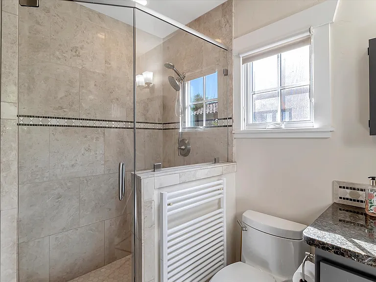 1568 Mariposa Ave — Photo 24