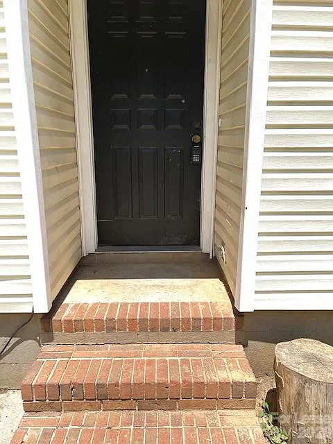 3 bed, 2.0 bath, 1010 sqft, $1,725 — Photo 2
