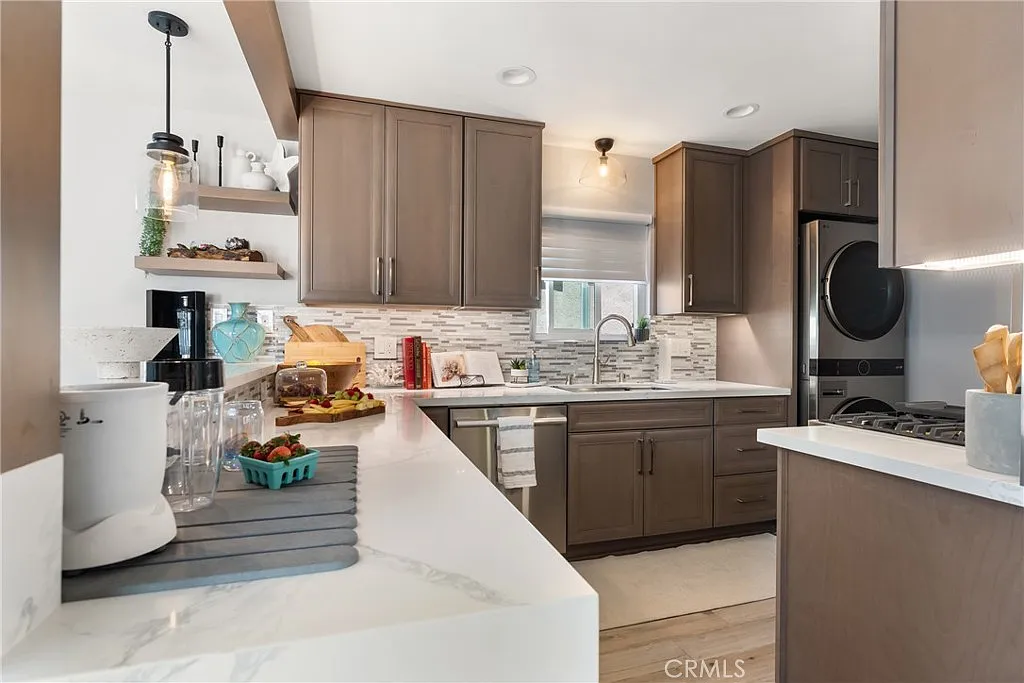 2 bed, 965 sqft, $5,350 — Photo 1