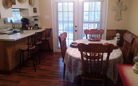 3rd image of 215 Woodberry Ln