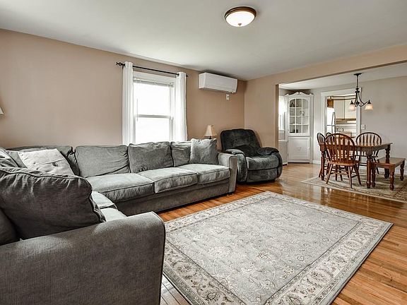 3rd image of 11 Elmwood Dr