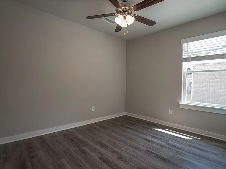 724 N Honey Locust Bnd — Photo 3