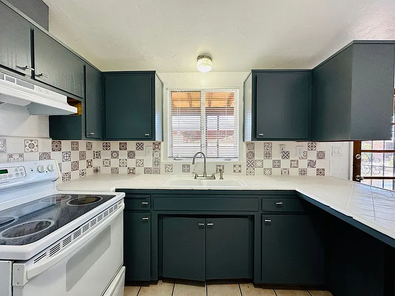 Brown4101-4117 — Photo 10