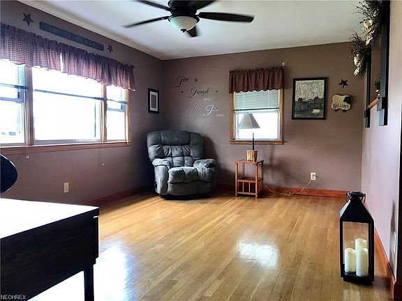 2nd image of 3506 Plum St