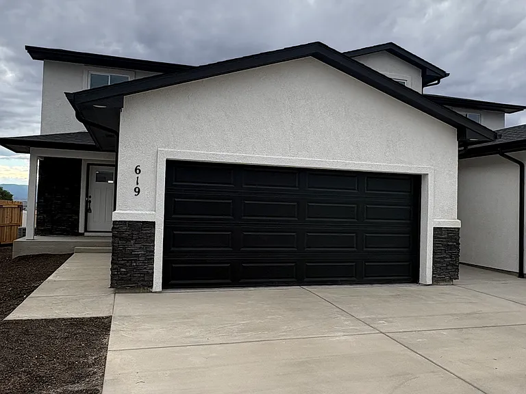 943 S Sweetwater Dr — Photo 1