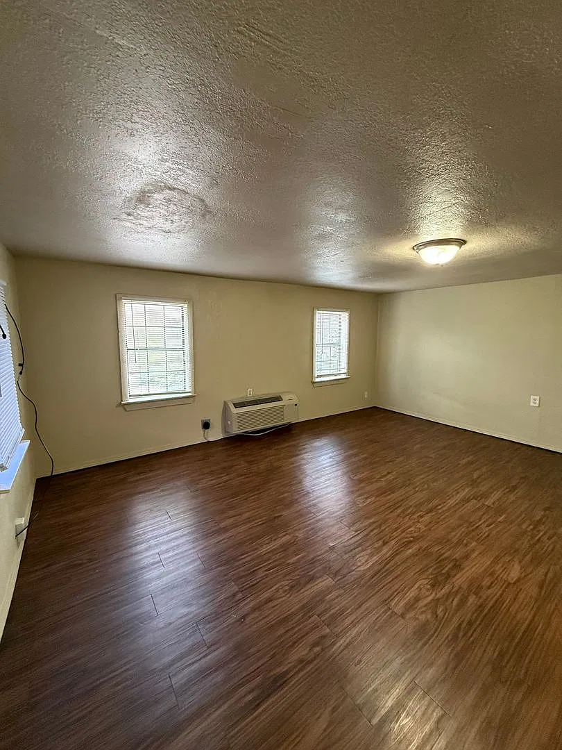 Charming 2-Bedroom Upstairs Backhouse Near the PaseoFree Laundry! — Photo 3