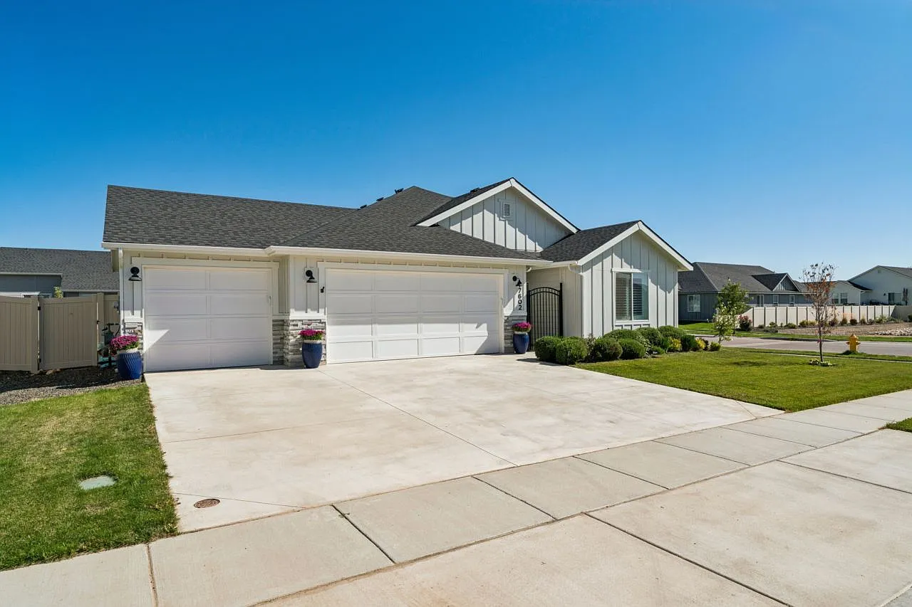 17602 North Beckwourth Avenue - 1 — Photo 1