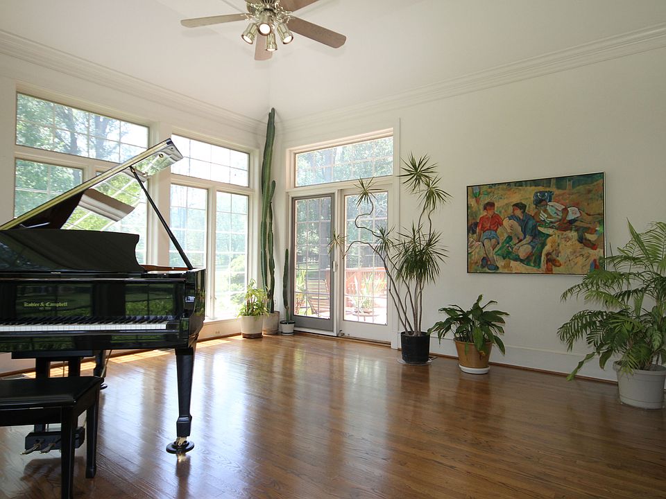 2nd image of 709 Crown Meadow Dr