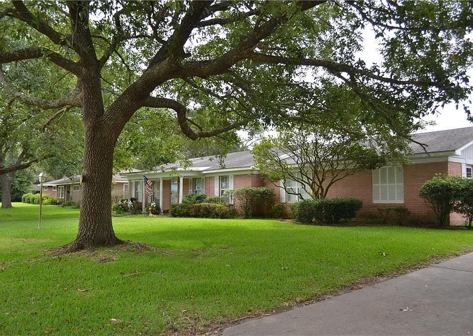 1st image of 130 Greenwood Dr