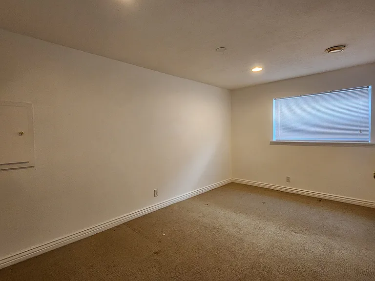 938 E 25 S — Photo 12