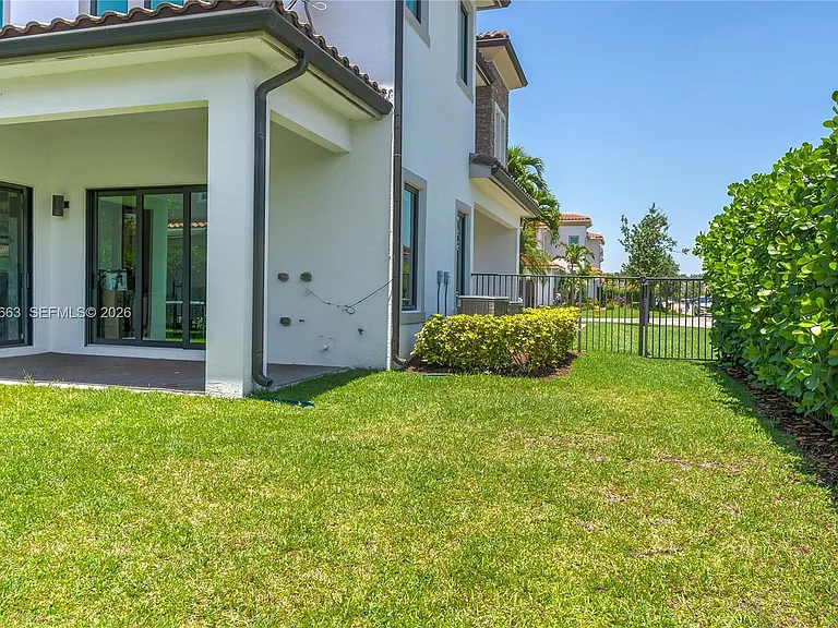 3412 Emerson Ln — Photo 2