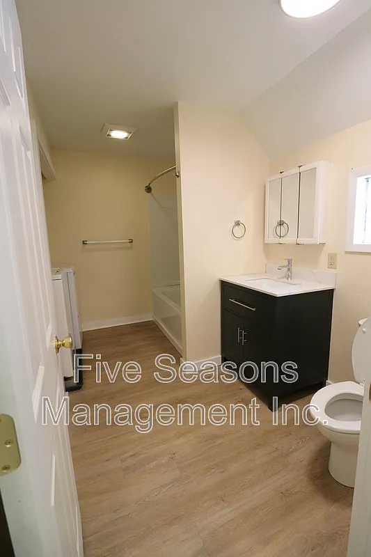 3 bed, 1.0 bath, 1000 sqft, $3,000 — Photo 2