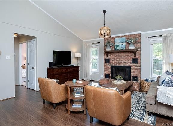 4th image of 849 Hillcroft Pl