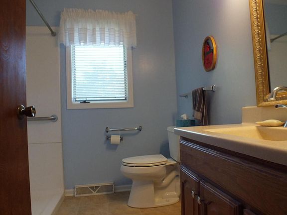 4th image of 1043 E 10th St