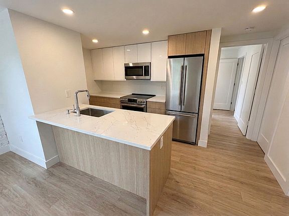 2nd image of 633 S Laflin St #104