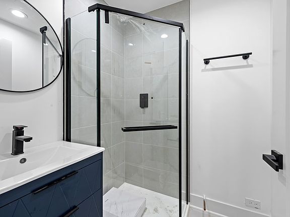 4th image of 3116 W Montrose Ave #1R