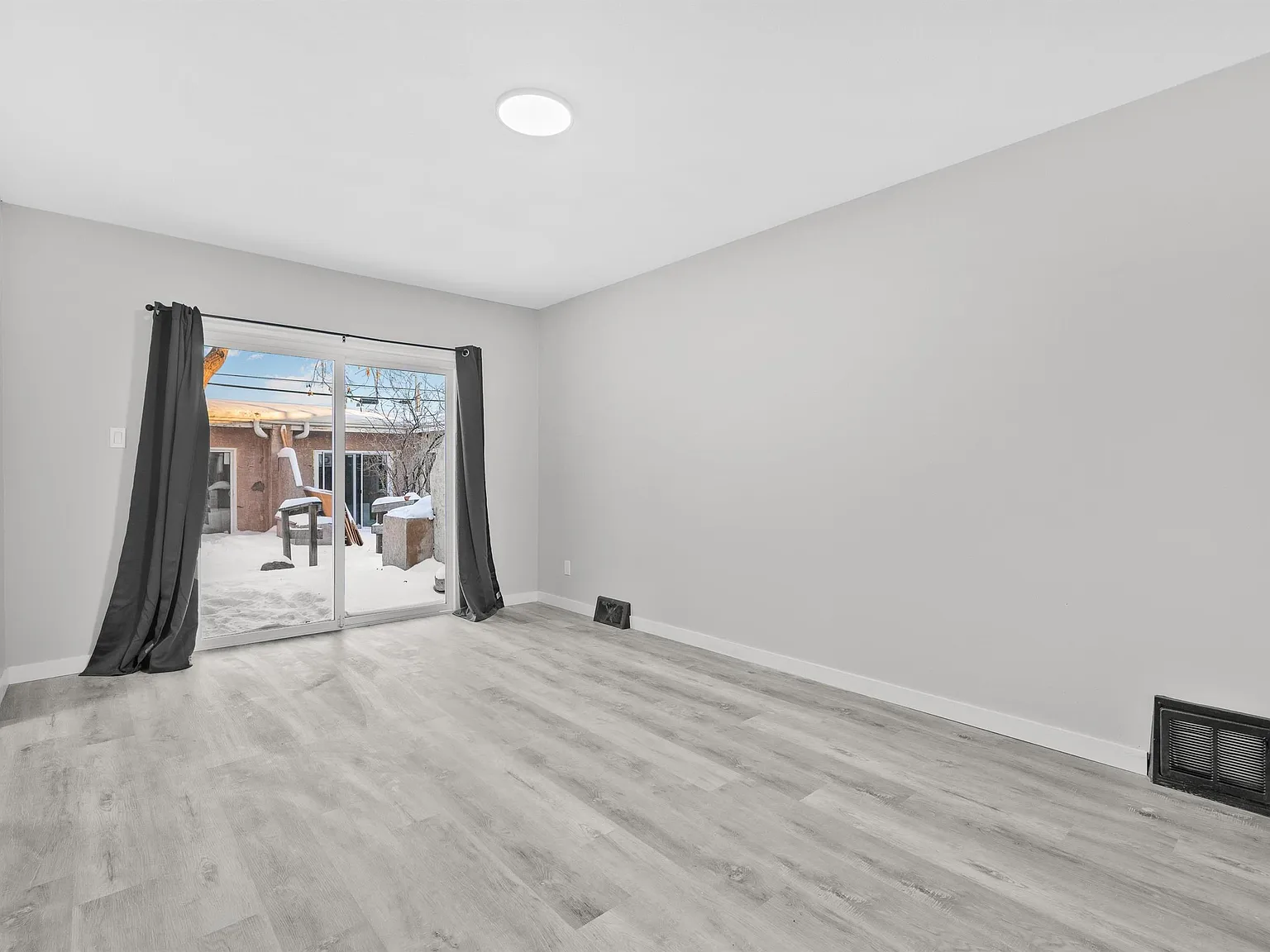 1 bed, 1.0 bath, 607 sqft, $1,050 — Photo 2