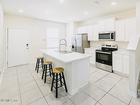 3rd image of 612 YELLOW OAKS Lane