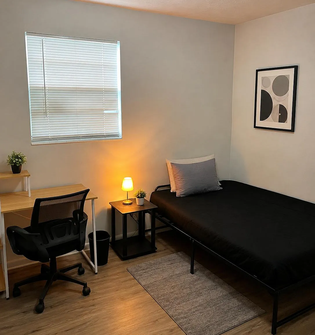 4 bed, 4.0 bath, 2068 sqft, $607 — Photo 1