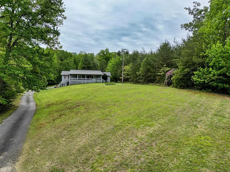 1085 Jones Creek Rd — Photo 5