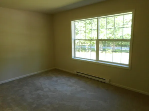 124 Cobblestone Dr, Milford, PA 18337