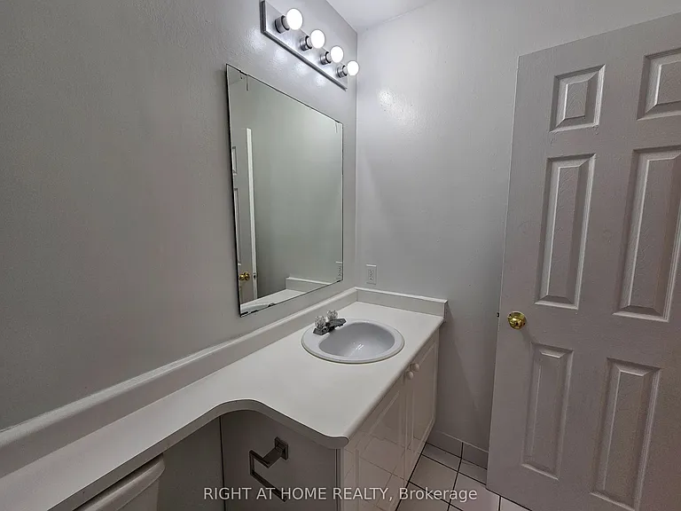 524 Yonge St #201 — Photo 18