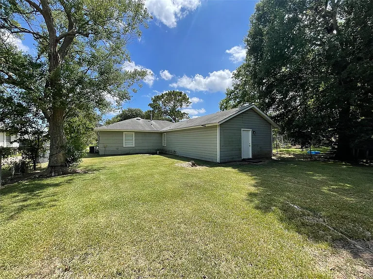 1241 Chevy Chase Dr — Photo 10