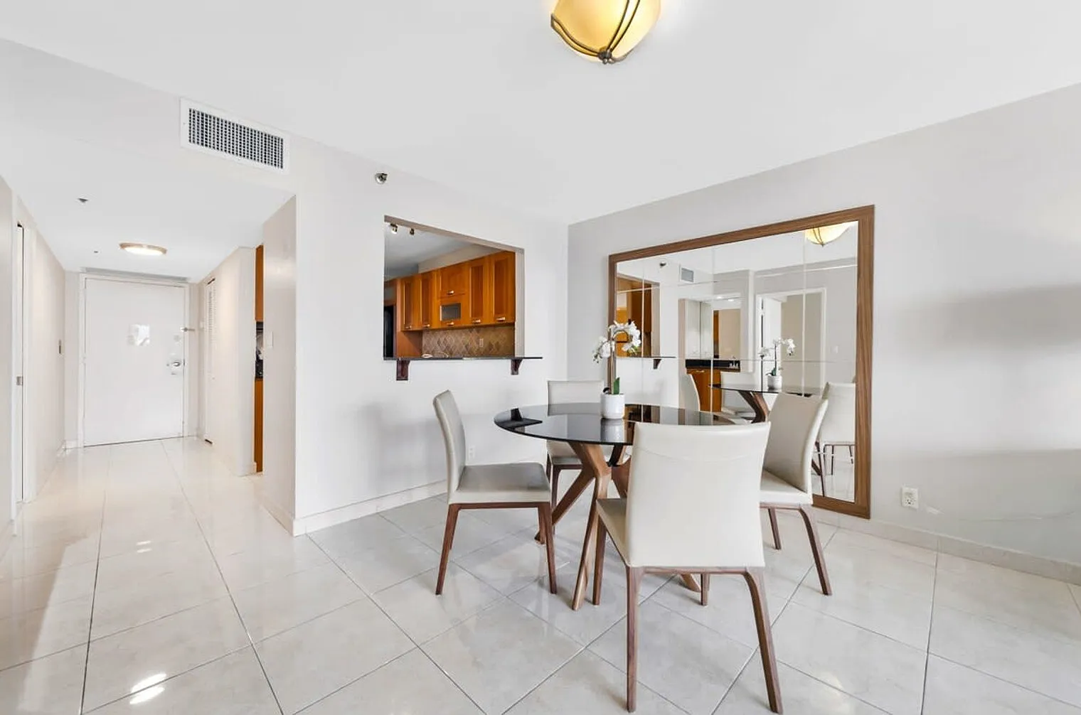 1 bed, 1.0 bath, 1033 sqft, $5,831 — Photo 4
