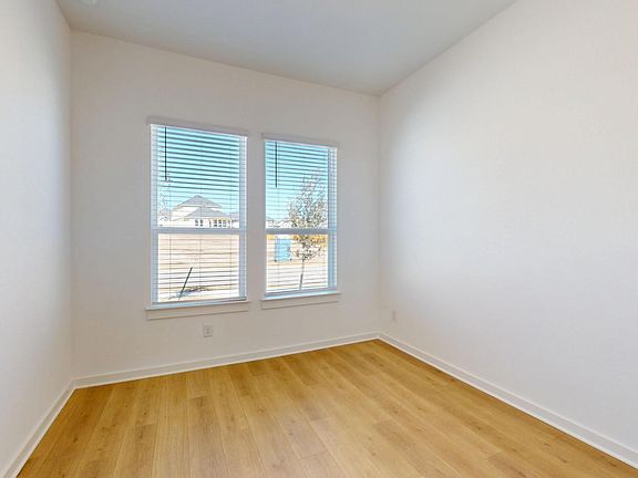 4th image of 553 Darley Oak Dr