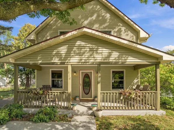 816 Saint Croix St, Prescott, WI 54021
