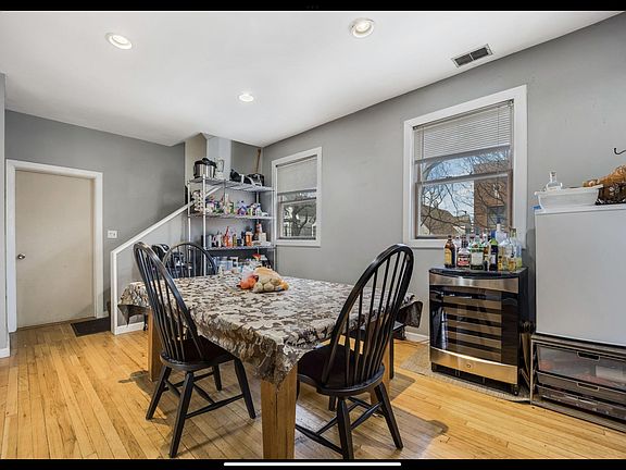 2nd image of 1205 W Oakdale Ave Unit 2