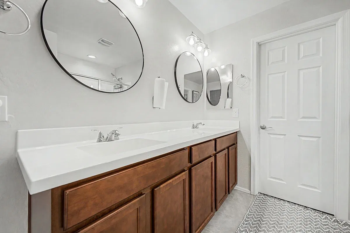 5 bed, 3.0 bath, 2611 sqft, $4,200 — Photo 2