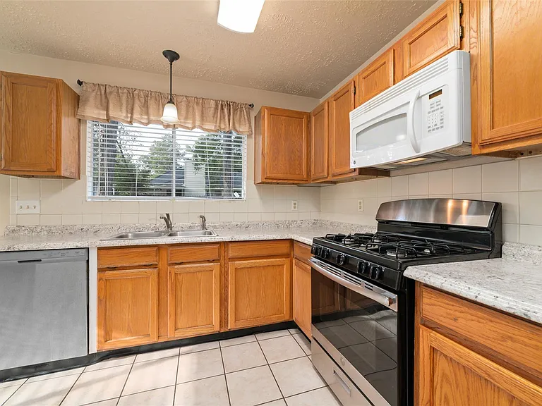 1934 Pincher Creek Dr — Photo 18