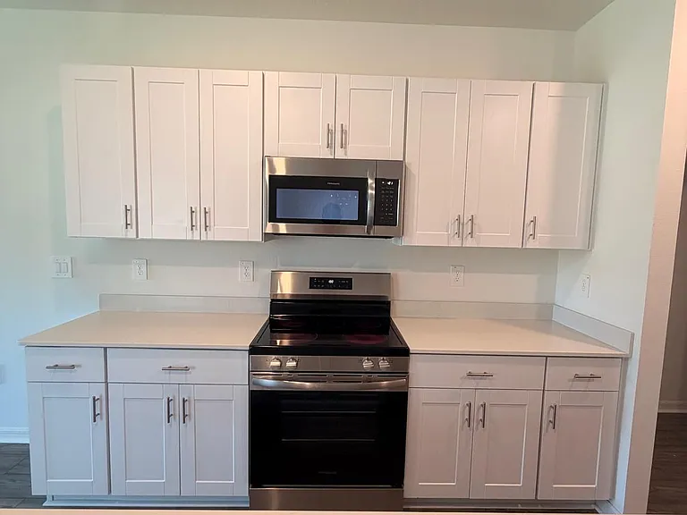 3115 NE 36th Pl — Photo 3