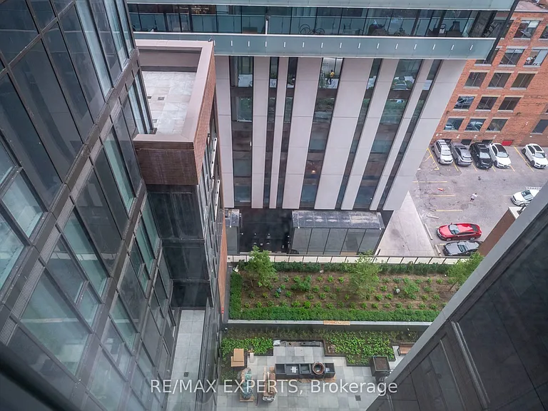 400 King St W #1028 — Photo 22