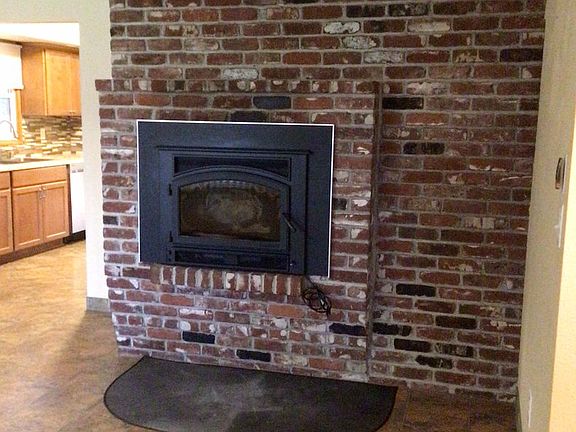 3rd image of 902 SE 98th Ave