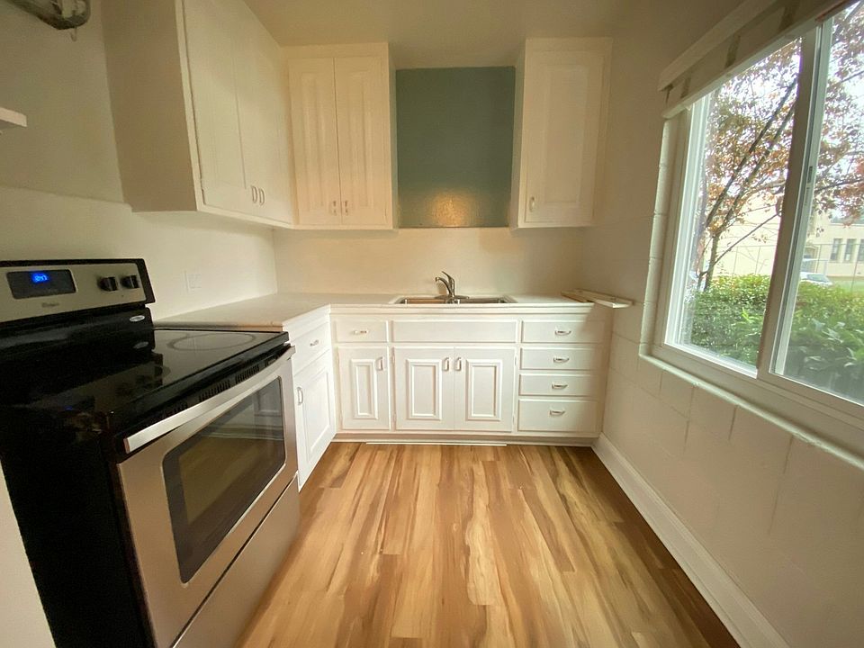 Functional kitchen with Garden view