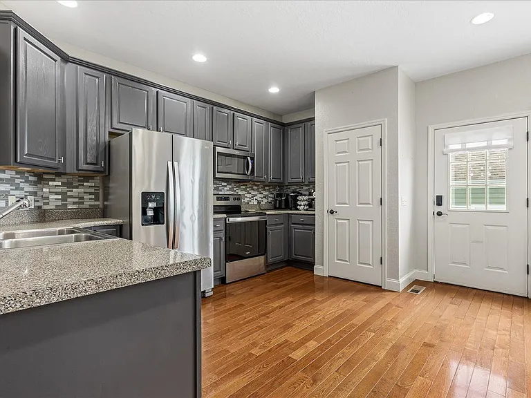 410 Ashbury Cir — Photo 7