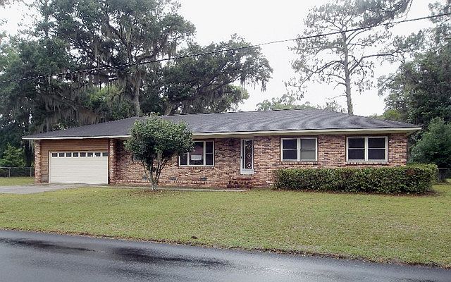 1st image of 831 NE Yellow Pine Ave