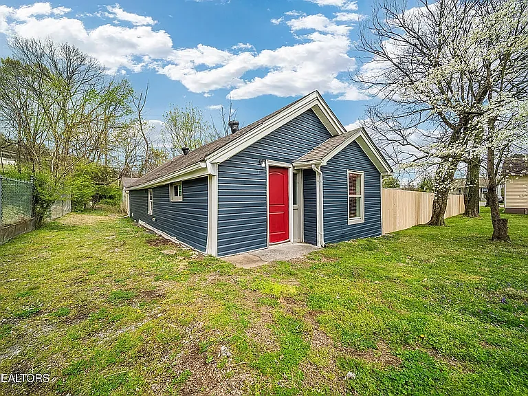 1121 Forsythe St — Photo 4