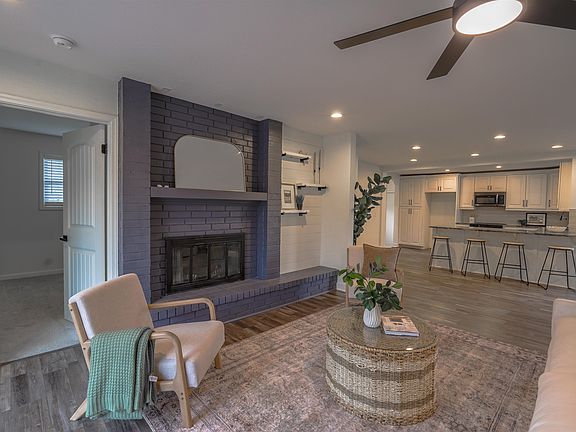 5th image of 104 N Burr Oak Rd