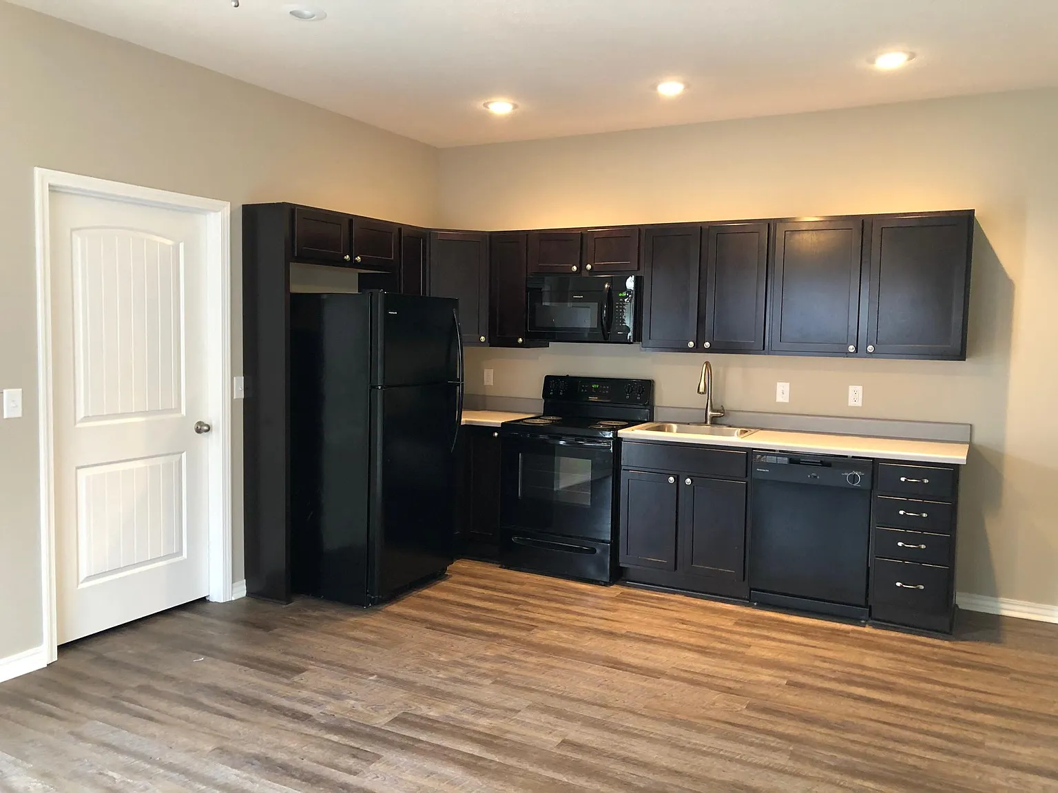 2 bed, 942 sqft, $1,050 — Photo 2