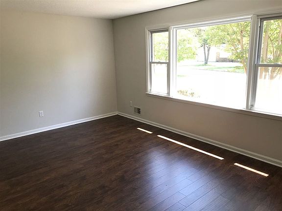 3rd image of 444 Royal Oak Dr