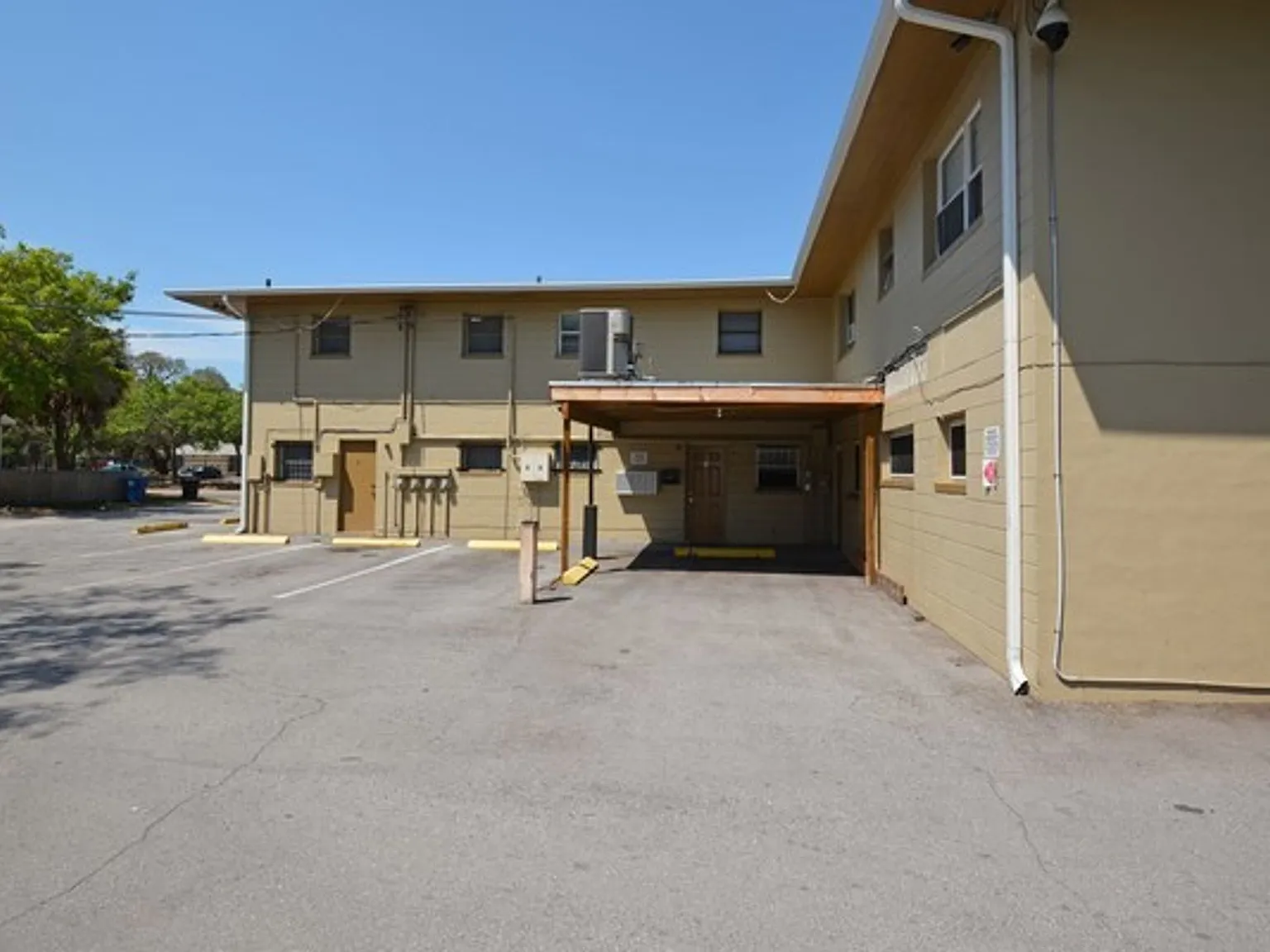 Price Reduced- Spacious 2-Bedroom Apartment Near Downtown St. Petersburg — Photo 1